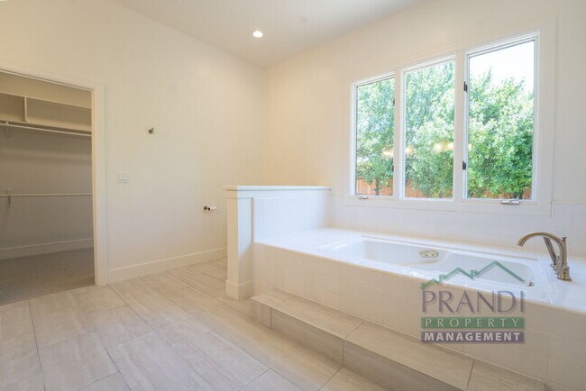 Building Photo - 121 Laurel Grove Ave