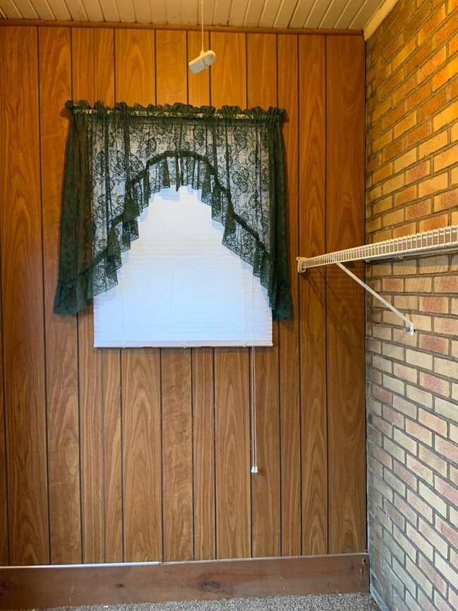 Building Photo - 2 Bed | 1 Bath Duplex