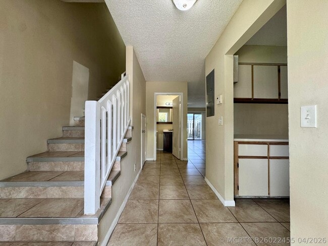 Building Photo - 704 Riverside Dr