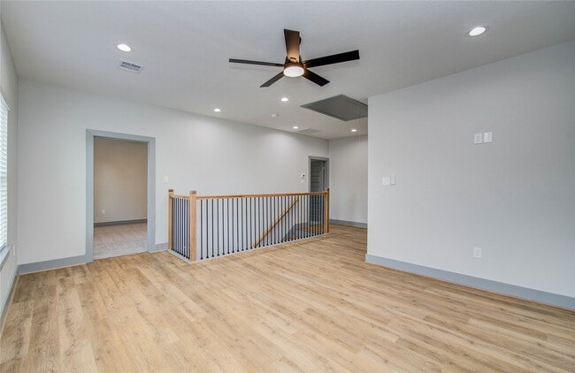 Building Photo - 837 S Victory Dr