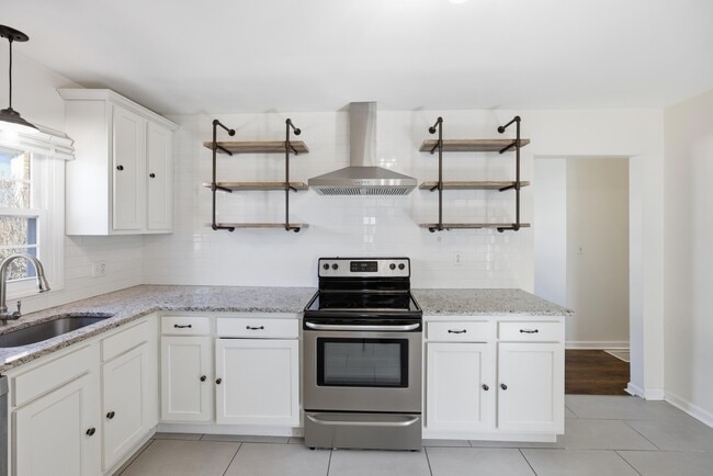 Building Photo - 2147 Palms Dr