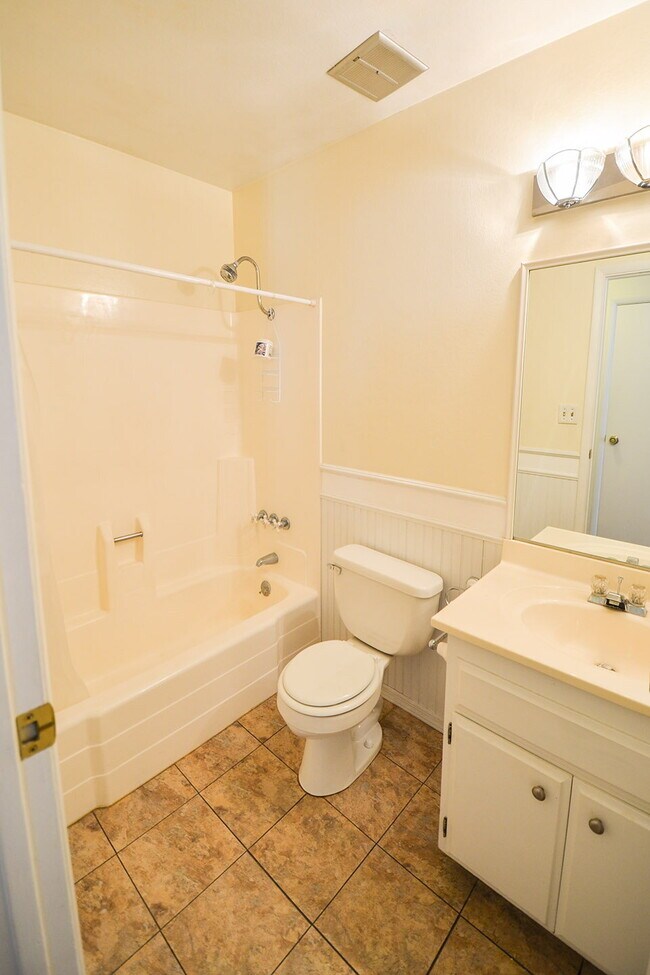 Building Photo - "Charming 3-Bed, 2-Bath Gem in the Heart of Las Vegas - 1311 Sq Ft of Comfort!"