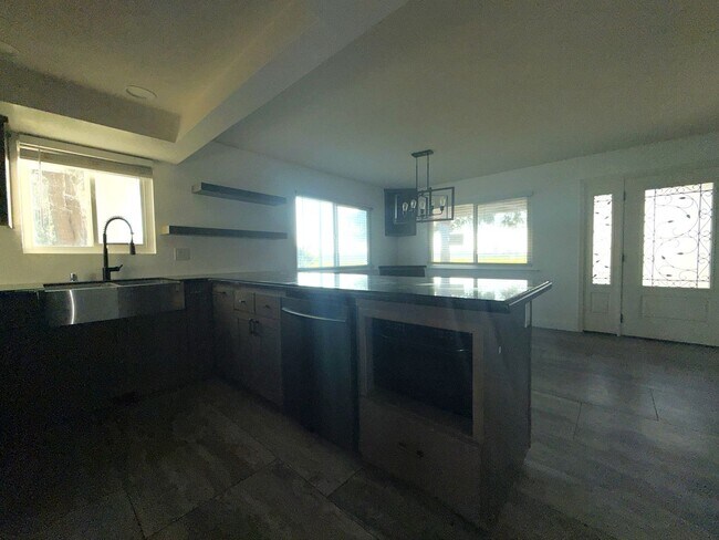 Building Photo - 4-bedroom, 2-bathroom home located in the vibrant city of Visalia, CA.