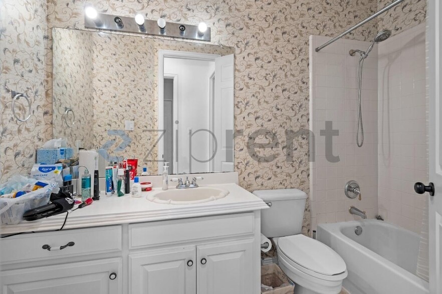 Building Photo - Unit