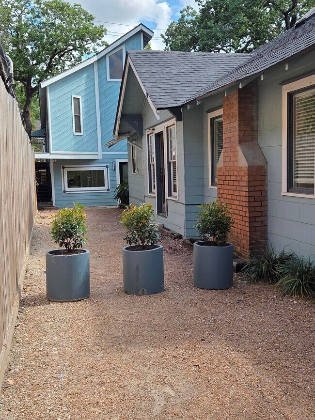 Primary Photo - 914 Heights Blvd