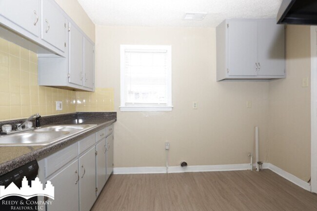 Building Photo - National/Guernsey Duplex