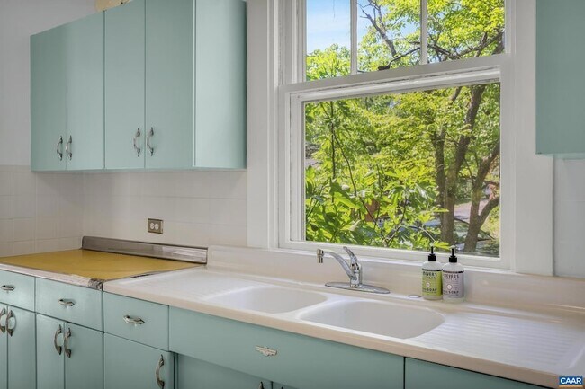 Building Photo - 502 Park Hill