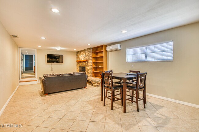 Building Photo - 1701 Elm St