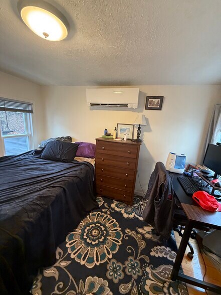 Building Photo - 527 E 3rd St