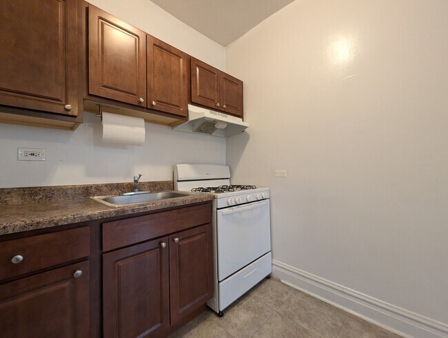 Building Photo - 2704 N Sawyer Ave