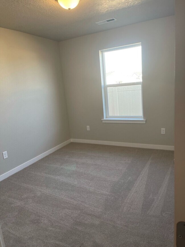 Building Photo - 4 bedroom 2 bath large loft area upstairs / All bedrooms downstairs