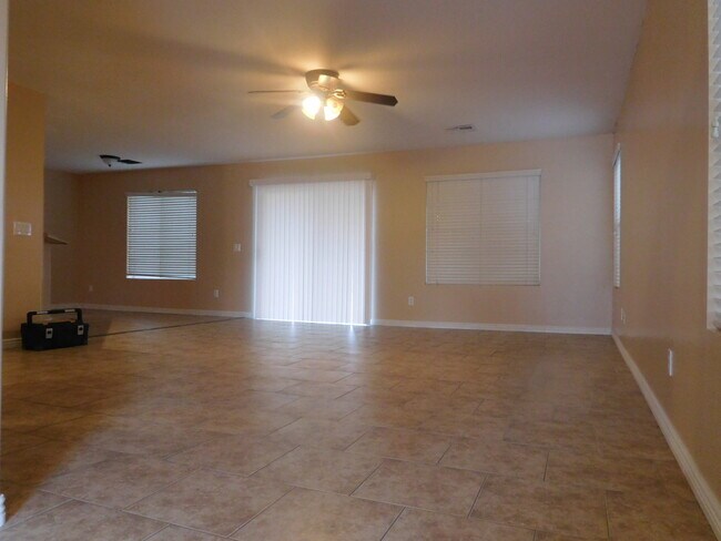 Building Photo - Amazing 4 bedrooms, 3 bathrooms house in P...