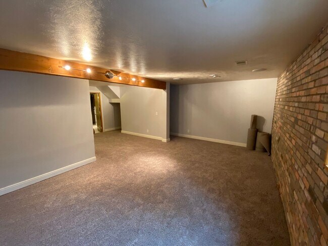 Building Photo - 4 Bed 3.5 Bath Wonderland Hill Townhouse