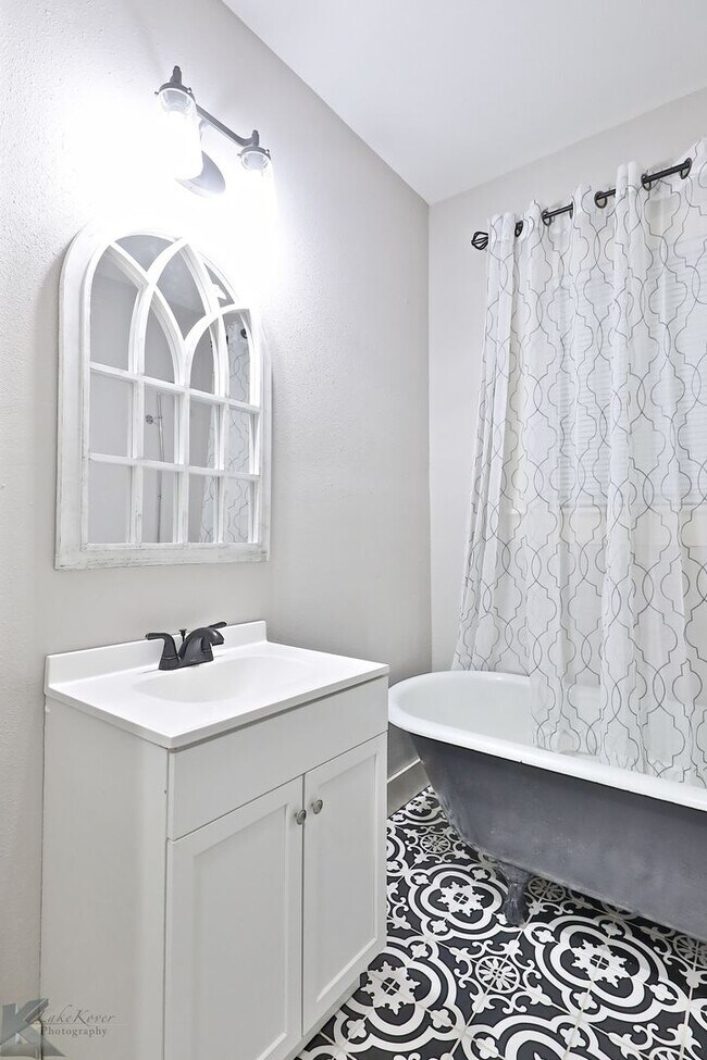 Building Photo - 2 bed 1 bath; AVAILABLE NOW!