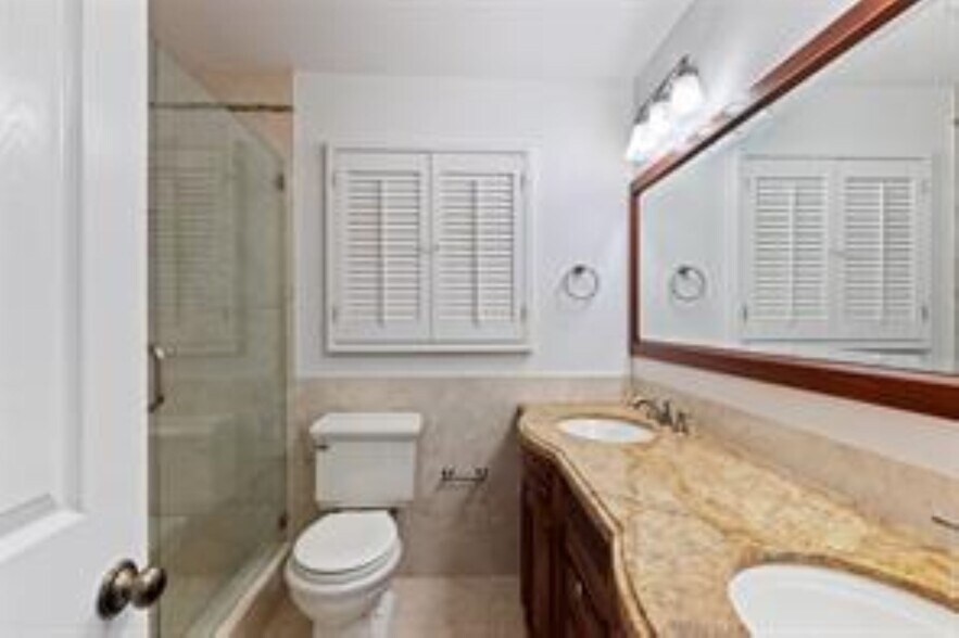 Building Photo - 2070 NE 54th Ct