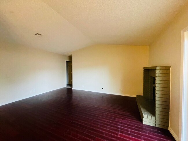 Building Photo - Recently remodeled home