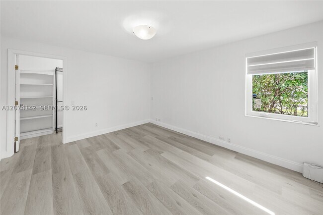 Building Photo - 3130 SW 27th St