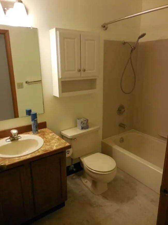 Building Photo - 2 Bedroom, 1 Bath, 1 Car Garage