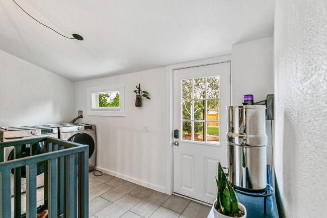 Building Photo - $2,595, 3-bed, 2-bath, located in Denver w...