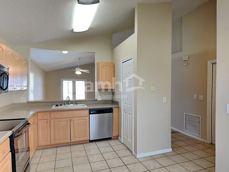 Building Photo - 2465 Saint Pauls Dr