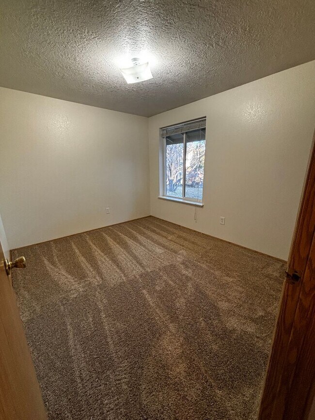 Building Photo - Bring the Dog! 3 bed 2 bath home located in Midtown Bend, close to parks, trails, and shopping,