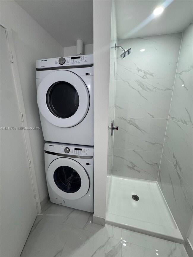 Building Photo - 700 NE 24th St