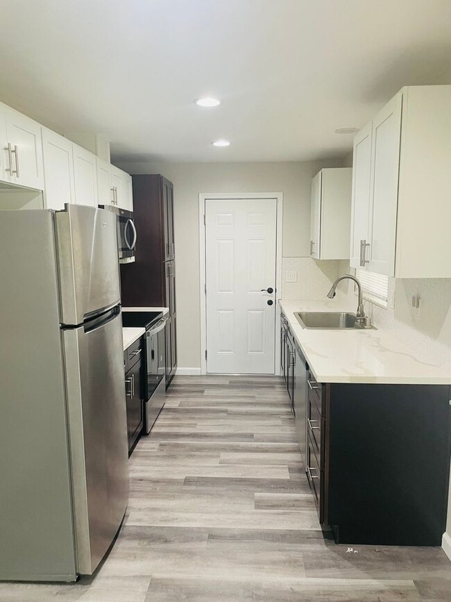 Building Photo - Renovated 2bed/1bath Duplex