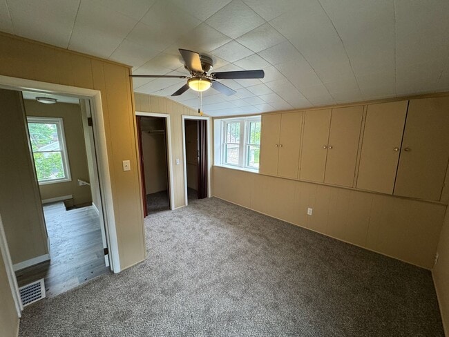 Building Photo - Charming 4 Bedroom Home in Convenient Rock Island Location