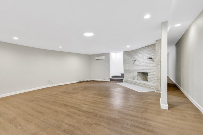 Building Photo - 148 S Oak Bluff St