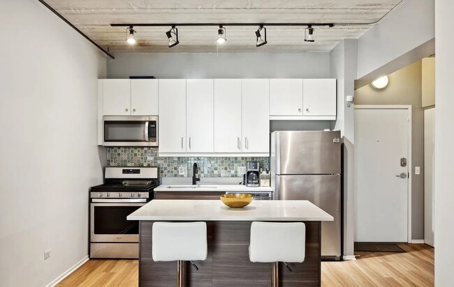 Building Photo - Quiet Community – 1 Bedroom Available