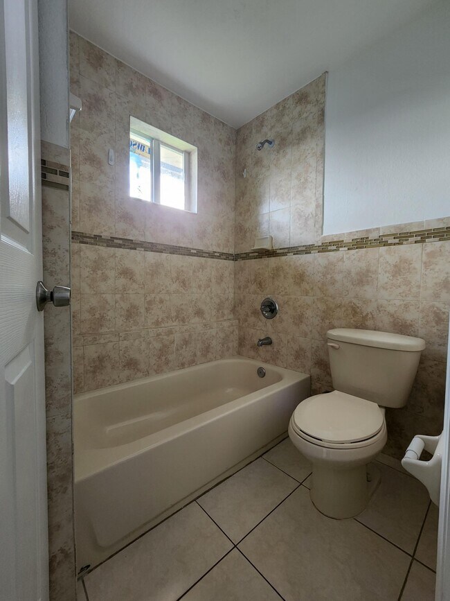 Building Photo - 304 N 61st Terrace