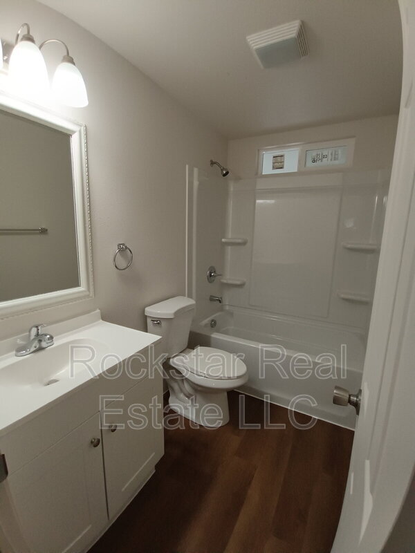 Building Photo - 704 E Bridgeport Ave