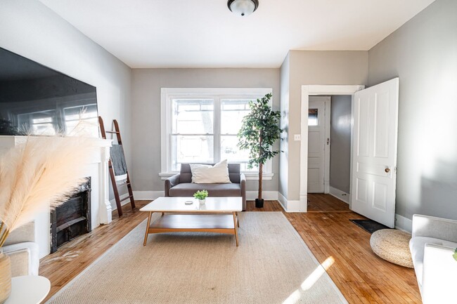 Building Photo - Rare Kenwood townhome, Across from Campus