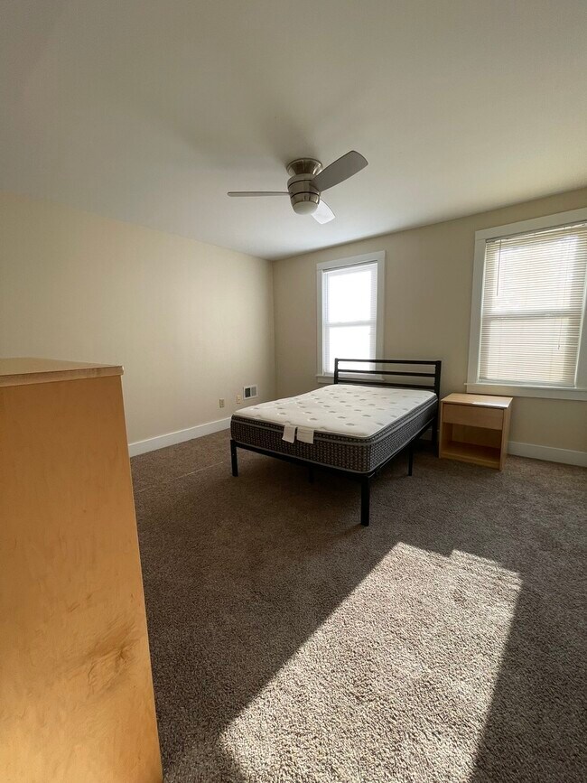 Building Photo - 524 7th Ave