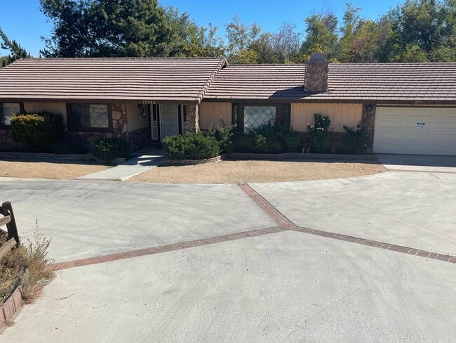 Building Photo - Golf Course- On The Mesa 3 Bedrooms, 2 Bathrooms, New Paint,