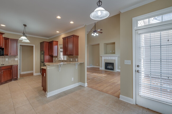 Building Photo - Huge 2 Homes in 1 with 2 full kitchens