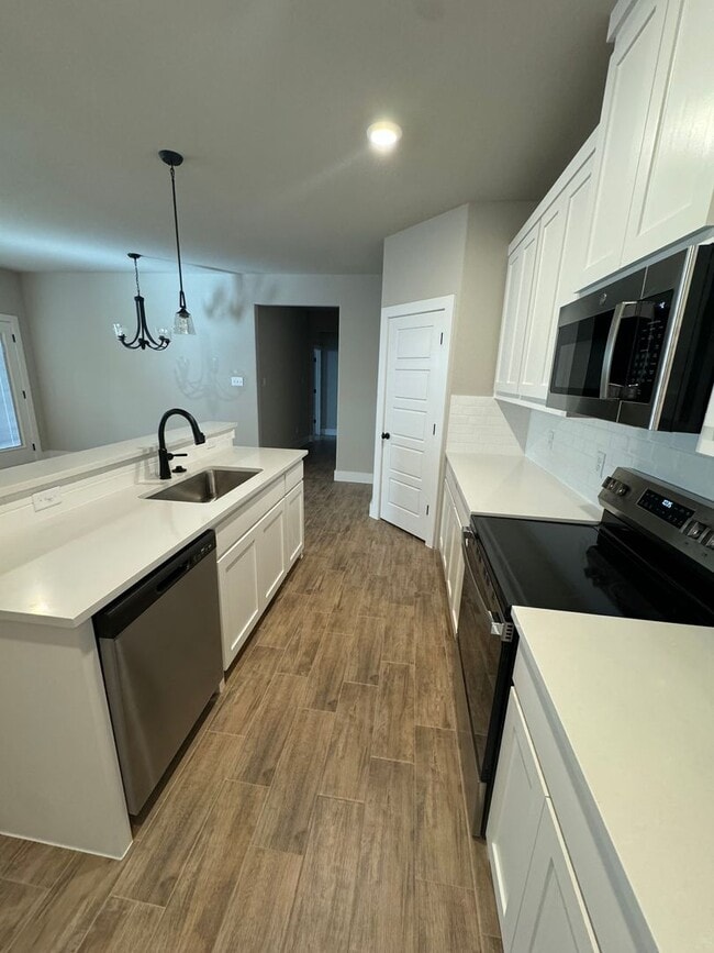Building Photo - 3/2/2 - FIREPLACE - MUDROOM - GODLEY ISD