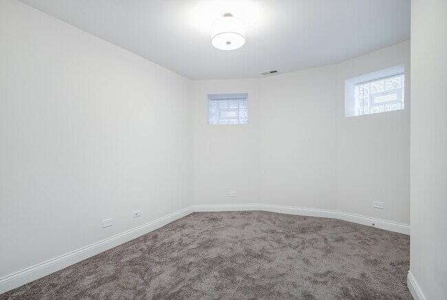Building Photo - 5407 S Harper Ave