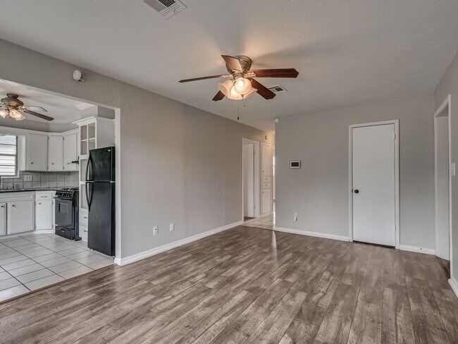 Building Photo - Charming Home in OKC + 4 bedrooms