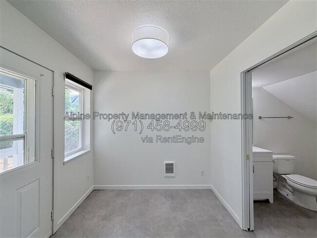 Building Photo - 5238 NE 14th Pl