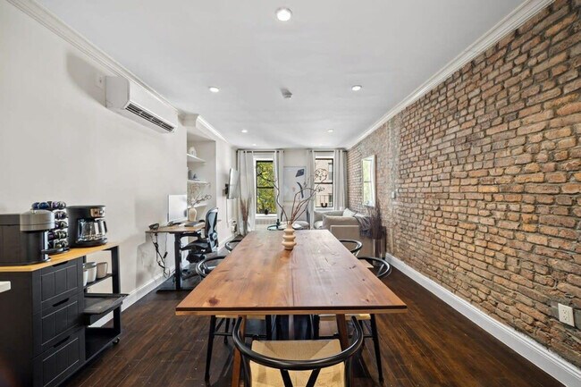 Building Photo - 323 E 78th St