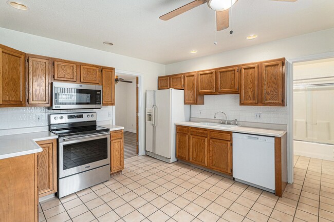 Building Photo - Charming 2-Bedroom Apartment in the Heart ...