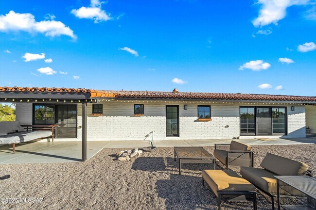Building Photo - 2640 E Camino La Zorrela
