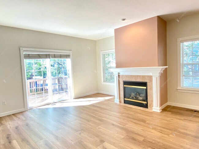Building Photo - Beautiful, updated 3 BR on westside close to tons of recreation!