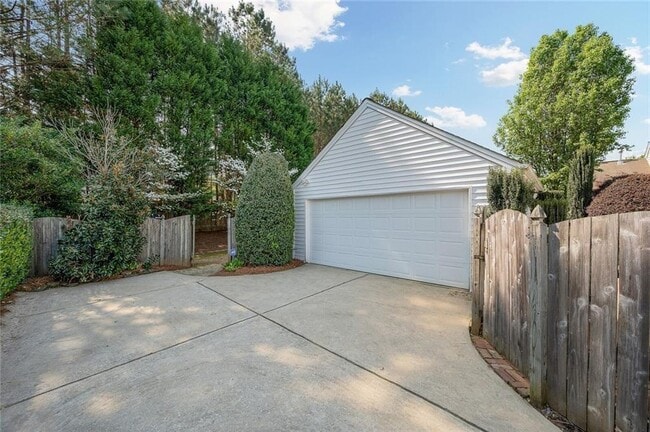 Building Photo - 2041 Greenhill Pass