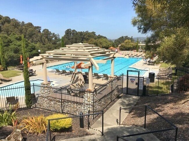 Building Photo - Low Deposit W/ Garage Parking & In Unit Laundry!