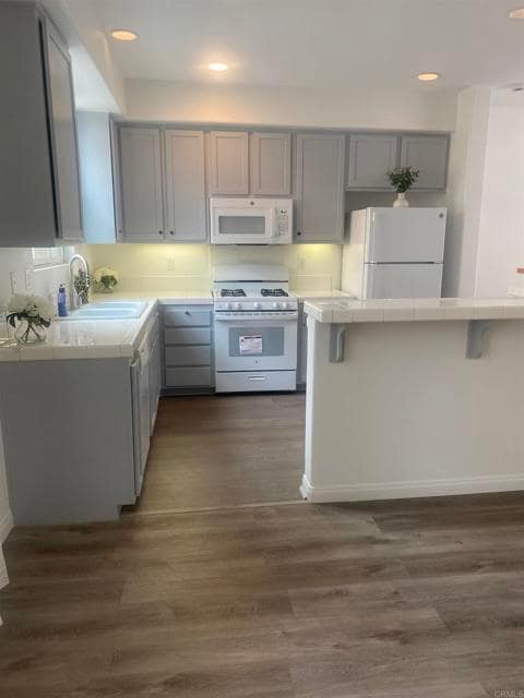 Building Photo - 742 Mariposa Cir