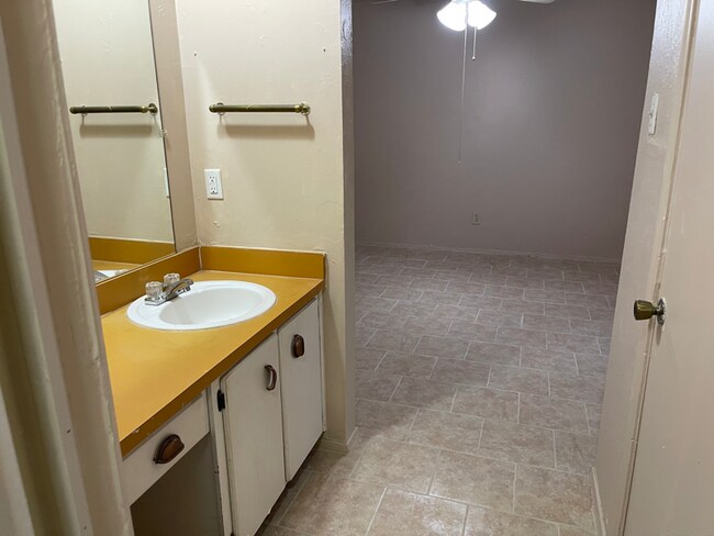 Building Photo - 1112 Autumn Oak Dr