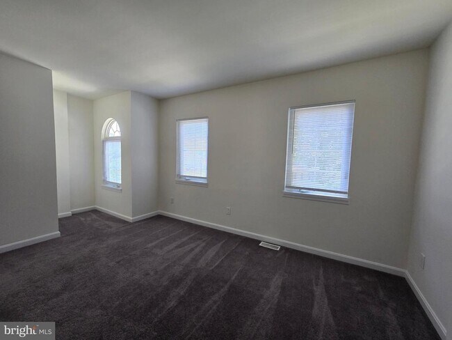 Building Photo - 145 Holmes St