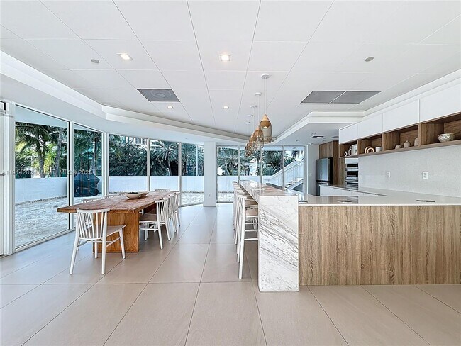 Building Photo - 5900 Collins Ave